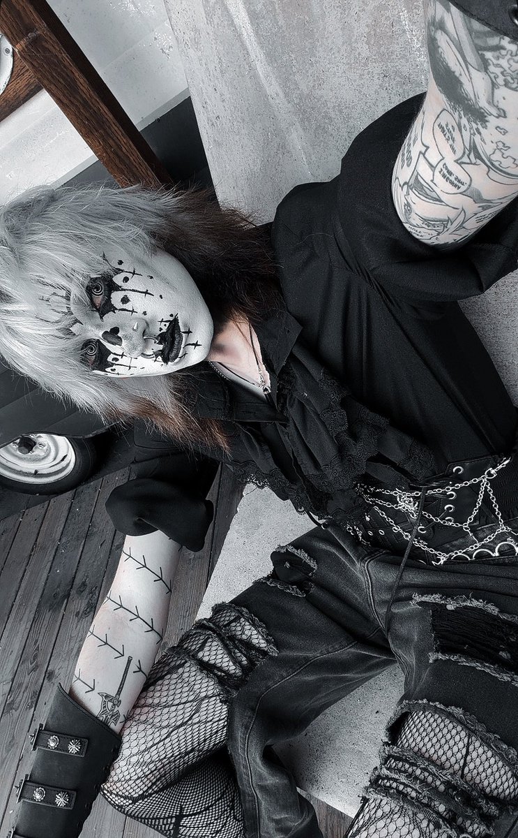 thebakingvamp's tweet photo. My makeup for the night #goth #gothmakeup #vampire #alt #alternative https://t.co/eg07N2D2Qa