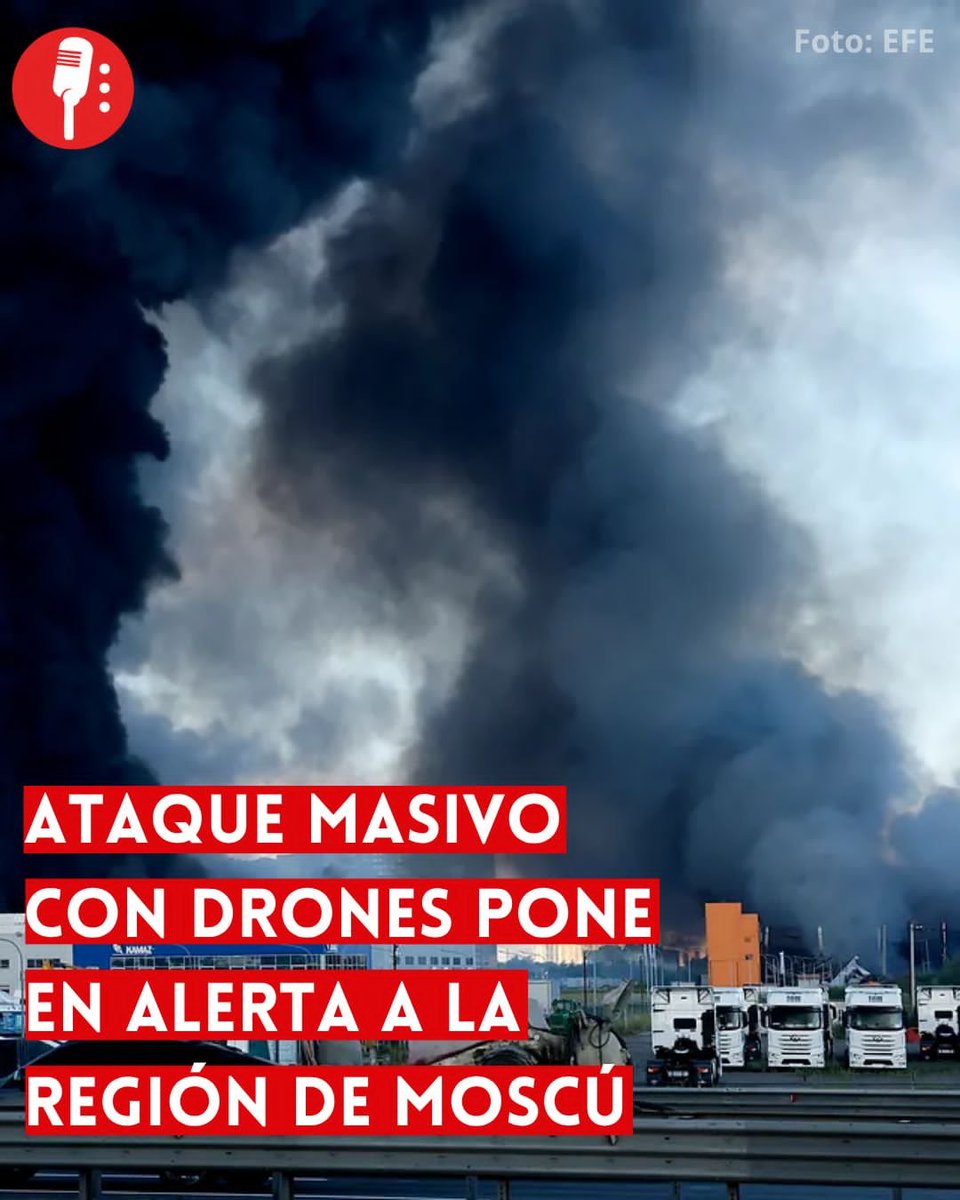 ReporterosMX_'s tweet photo. ⭕ OJO | ATAQUE MASIVO CON DRONES PONE EN ALERTA A LA REGIÓN DE MOSCÚ

Rusia reportó el lanzamiento de más de 390 drones contra la región de Moscú durante la noche; la mayoría fueron interceptados por las defensas aéreas y, aunque hubo daños materiales en viviendas, no se registraron víctimas.
https://t.co/H8k3D1Tsla