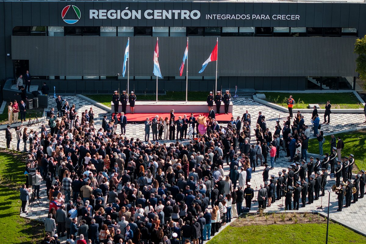 gobdecordoba's tweet photo. 💪 Renovamos nuestro compromiso con una @RegionCentroOf más fuerte e integrada.

En la XIX Junta de Gobernadores en #SanFrancisco, el gobernador @MartinLlaryora traspasó la presidencia a su par @frigeriorogelio.

🤝 Junto a #SantaFe y #EntreRíos, #Córdoba estableció una agenda común para impulsar la #producción y el #desarrollo de nuestras comunidades.

Seguimos trabajando juntos para que el interior productivo tenga más fuerza, más oportunidades y una voz cada vez más firme.

#IntegradosParaCrecer