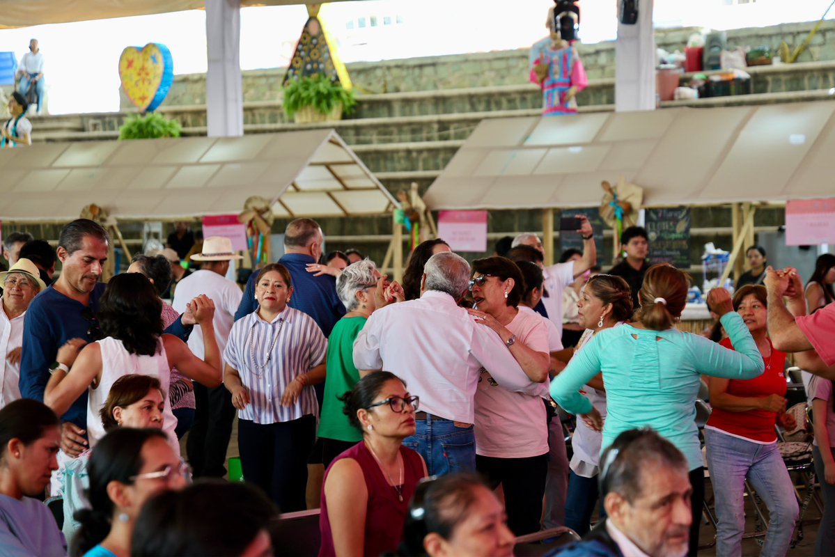 SECULTA_GobOax's tweet photo. 🎶 La Banda Filarmónica Femenil Yii Naban – Flores Vivas llenó la Plaza de la Danza con una presentación que destacó el talento, la disciplina y la fuerza de las mujeres que preservan la tradición musical de Oaxaca.

#Guelaguetza2026 #Oaxaca #SECULTA https://t.co/uwA4JG3XiO