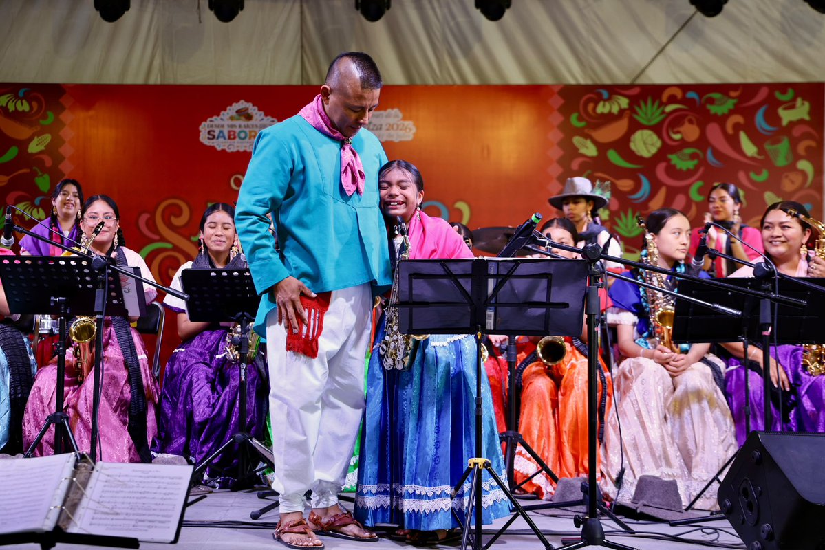 SECULTA_GobOax's tweet photo. 🎶 La Banda Filarmónica Femenil Yii Naban – Flores Vivas llenó la Plaza de la Danza con una presentación que destacó el talento, la disciplina y la fuerza de las mujeres que preservan la tradición musical de Oaxaca.

#Guelaguetza2026 #Oaxaca #SECULTA https://t.co/uwA4JG3XiO