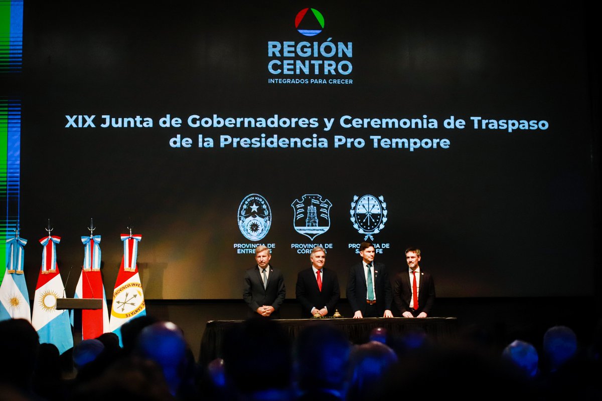 gobdecordoba's tweet photo. 💪 Renovamos nuestro compromiso con una @RegionCentroOf más fuerte e integrada.

En la XIX Junta de Gobernadores en #SanFrancisco, el gobernador @MartinLlaryora traspasó la presidencia a su par @frigeriorogelio.

🤝 Junto a #SantaFe y #EntreRíos, #Córdoba estableció una agenda común para impulsar la #producción y el #desarrollo de nuestras comunidades.

Seguimos trabajando juntos para que el interior productivo tenga más fuerza, más oportunidades y una voz cada vez más firme.

#IntegradosParaCrecer