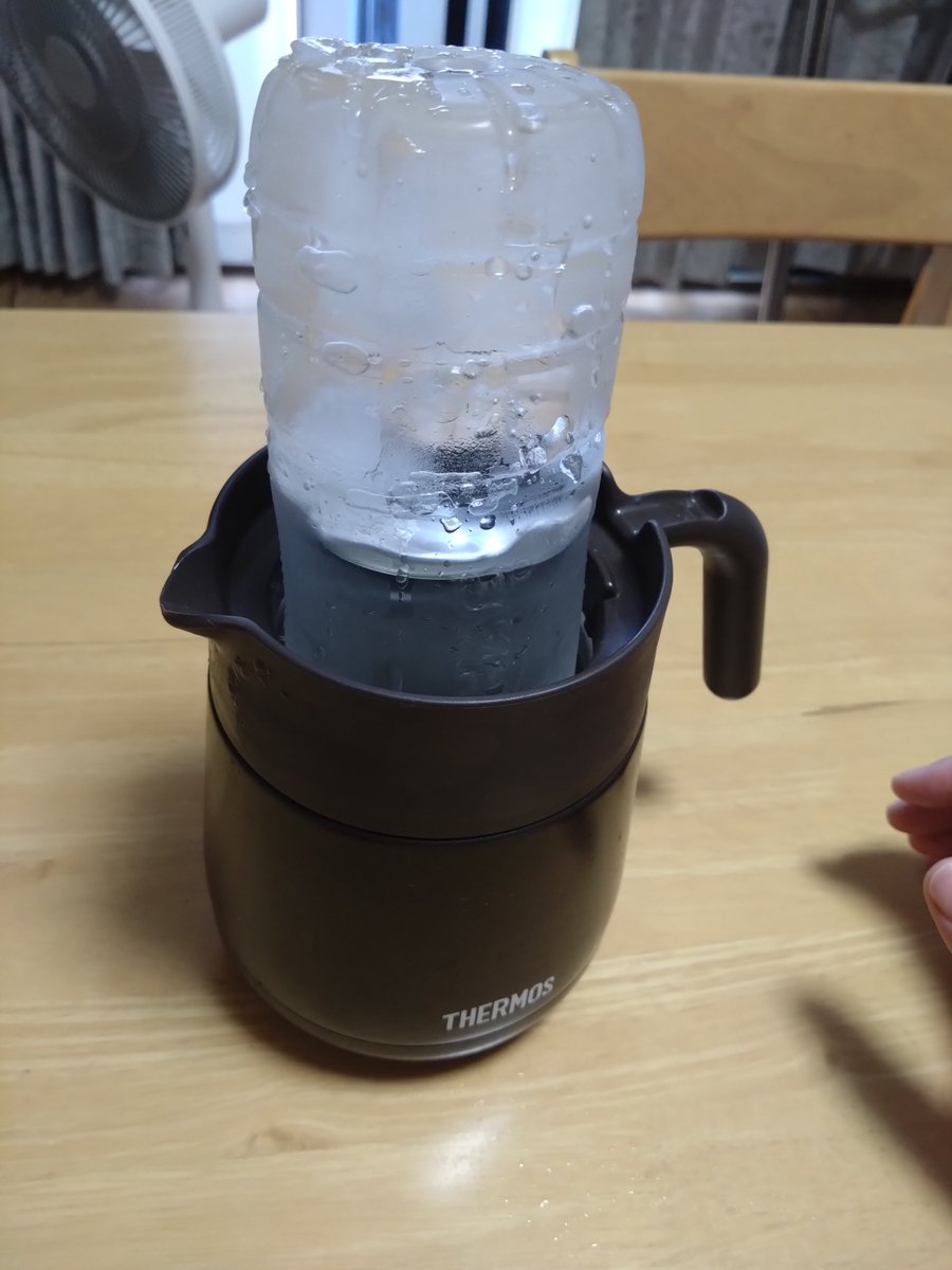 0s0lemi0's tweet photo. 気化熱で涼しく…というよりは、寝苦しくてどうしようもない夜にちょっと手を冷やすと楽だから…という理由で、
凍らせたペットボトルを保温ポットに突っ込んで枕元に置いて寝ているのだけれど、
今朝は久々に氷がしっかり残っていてうれしい。
よく眠れると寝起きがちがう。 https://t.co/21AiXpfZjh