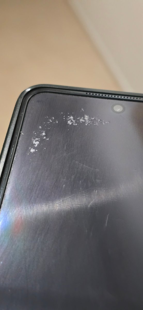 ngarcia_v2's tweet photo. @TopesdGama Pues os voy a enseñar una foto de un Razr con 4 mesecitos y con el protector puesto (que si lo quitas pierde la garantía, pero como viene de otro pais pues da igual). El caso es que le salieron estas marcas por jugar con él y no, no eran en el protector... (ups) https://t.co/KgPG59ihu4