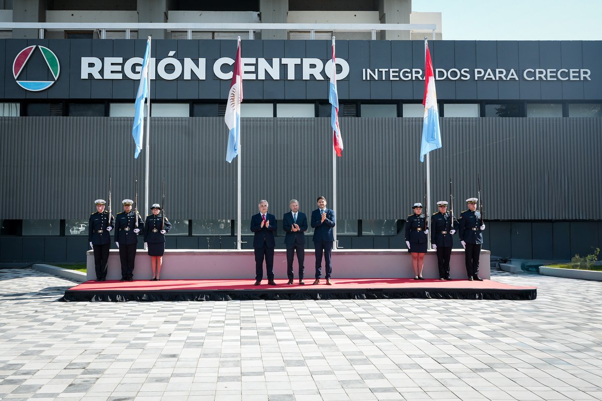 gobdecordoba's tweet photo. 💪 Renovamos nuestro compromiso con una @RegionCentroOf más fuerte e integrada.

En la XIX Junta de Gobernadores en #SanFrancisco, el gobernador @MartinLlaryora traspasó la presidencia a su par @frigeriorogelio.

🤝 Junto a #SantaFe y #EntreRíos, #Córdoba estableció una agenda común para impulsar la #producción y el #desarrollo de nuestras comunidades.

Seguimos trabajando juntos para que el interior productivo tenga más fuerza, más oportunidades y una voz cada vez más firme.

#IntegradosParaCrecer