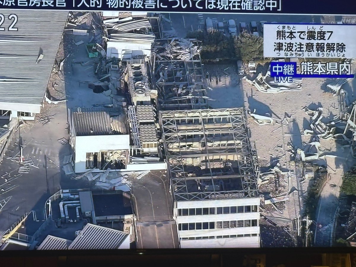 NULLLUN_GaMeR's tweet photo. 爆発したイオンモール熊本のガスジェネレーションシステム。

「あんな危険なもの何で設置してたんだ‼️」

みたいな論調でイオンの責任追求をしているヤカラが沢山いて横転。

本来なら避難拠点としても使えるはずのシステムが、巨大過ぎる地震に破壊されたというだけだろ。

こういう下らない論法で、事後に責任を問う無責任な奴らが跋扈した時期が15年前にもあったよ。

東日本大震災の時に原発を非難した奴らのことさ。