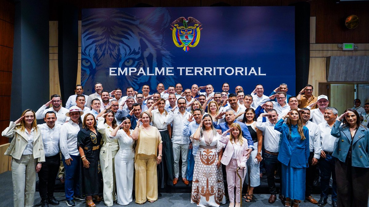AdrianaMatizTol's tweet photo. ¡Tolima es Tierra Firme y hoy está TRIPLE MENTE FIRME! Recibimos con el corazón lleno de esperanza al Presidente @DELAESPRIELLAE , a la Primera Dama y a todo su equipo de gobierno. Qué orgullo sentir a un gobierno cercano, preparado y profundamente conectado con la provincia.

Revisamos punto por punto nuestras matrices: seguridad, proyectos estratégicos y nuestro gran sueño: Caminos para el Milagro (vías terciarias y placas huellas). Nos escucharon, estudiaron la tarea y el 15 de septiembre nos darán grandes noticias.

Presidente: aquí está su Generala con este ejército de humanidad y alcaldes listos para el nuevo comienzo. Le celebramos su cumpleaños, le entregamos lo mejor de nuestra tierra y le decimos: ¡Se acabó el sufrimiento! Tolima es un bambuco de esperanza. #TolimaTierraFirme