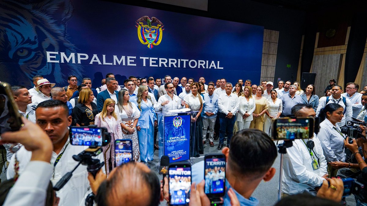 AdrianaMatizTol's tweet photo. ¡Tolima es Tierra Firme y hoy está TRIPLE MENTE FIRME! Recibimos con el corazón lleno de esperanza al Presidente @DELAESPRIELLAE , a la Primera Dama y a todo su equipo de gobierno. Qué orgullo sentir a un gobierno cercano, preparado y profundamente conectado con la provincia.

Revisamos punto por punto nuestras matrices: seguridad, proyectos estratégicos y nuestro gran sueño: Caminos para el Milagro (vías terciarias y placas huellas). Nos escucharon, estudiaron la tarea y el 15 de septiembre nos darán grandes noticias.

Presidente: aquí está su Generala con este ejército de humanidad y alcaldes listos para el nuevo comienzo. Le celebramos su cumpleaños, le entregamos lo mejor de nuestra tierra y le decimos: ¡Se acabó el sufrimiento! Tolima es un bambuco de esperanza. #TolimaTierraFirme