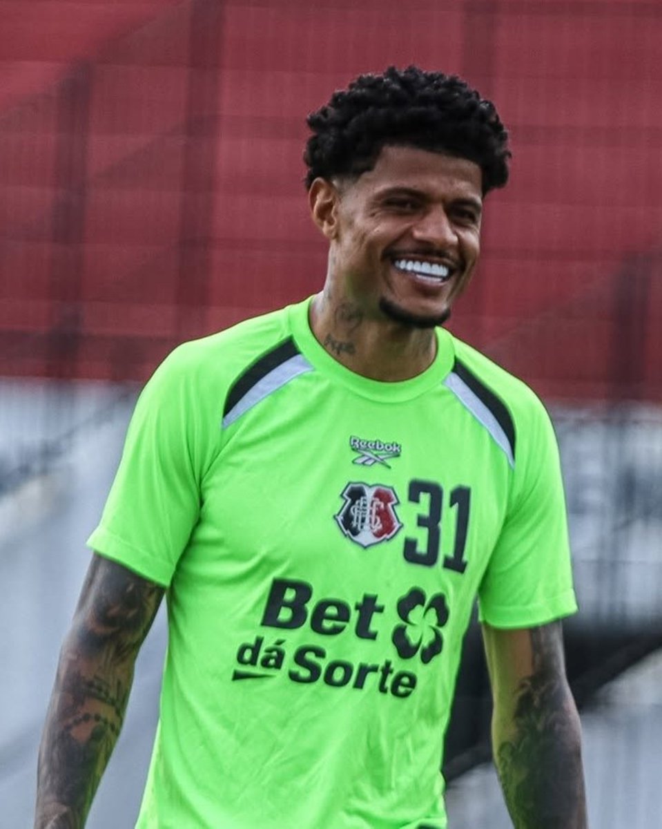 cadeiradailha's tweet photo. 🚨 Durante a confusão o atacante Thiago Marques sacou uma arma e ATIROU um pente INTEIRO contra os companheiros dentro do vestiário.

Não houve feridos. https://t.co/lJtN7qZ7AD