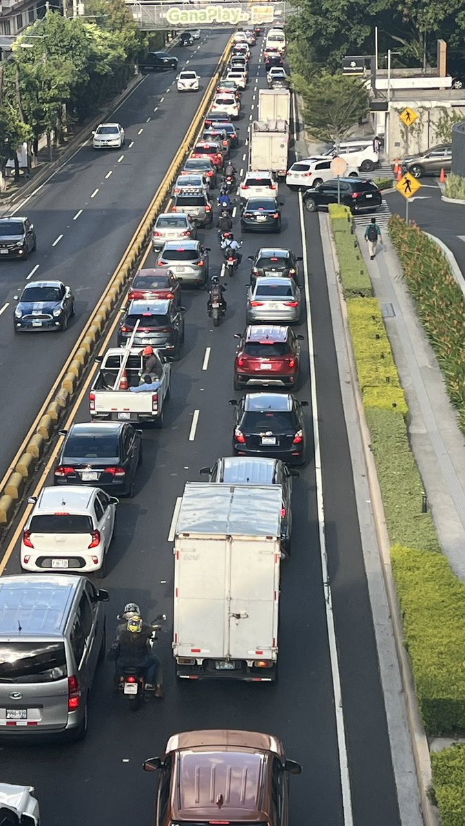 radar_sv's tweet photo. 🚗🚗Larga fila de carros bajando por el Paseo General Escalón rumbo al Salvador del Mundo
El paso va lento y ojo que el pito no va hacer que se mueva más rápido 😨 #TraficoSV https://t.co/FVBdLLnsJH