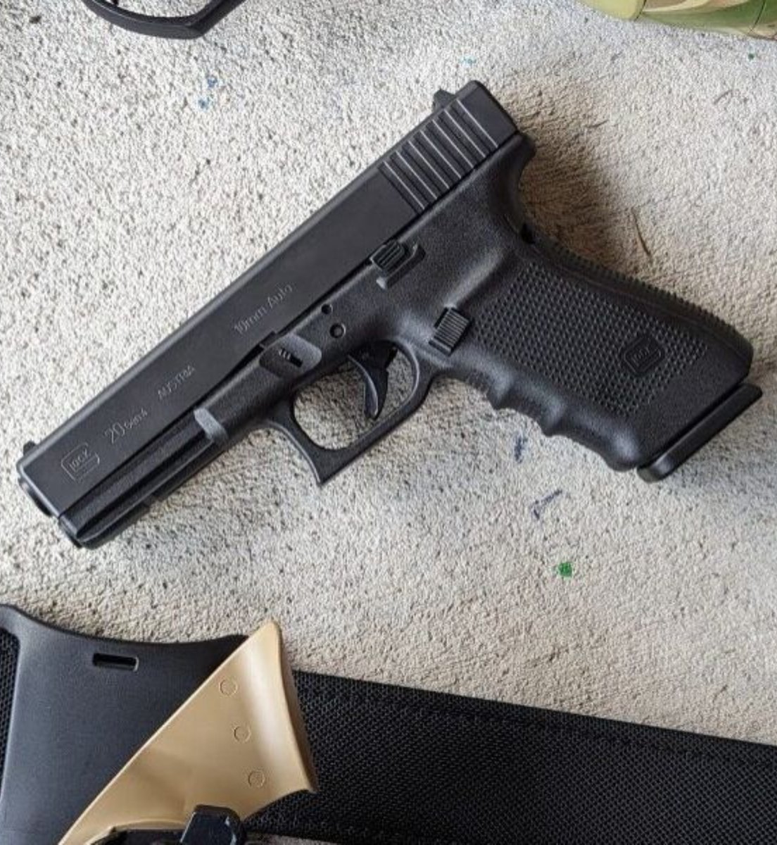 cadeiradailha's tweet photo. 🚨 Durante a confusão o atacante Thiago Marques sacou uma arma e ATIROU um pente INTEIRO contra os companheiros dentro do vestiário.

Não houve feridos. https://t.co/lJtN7qZ7AD