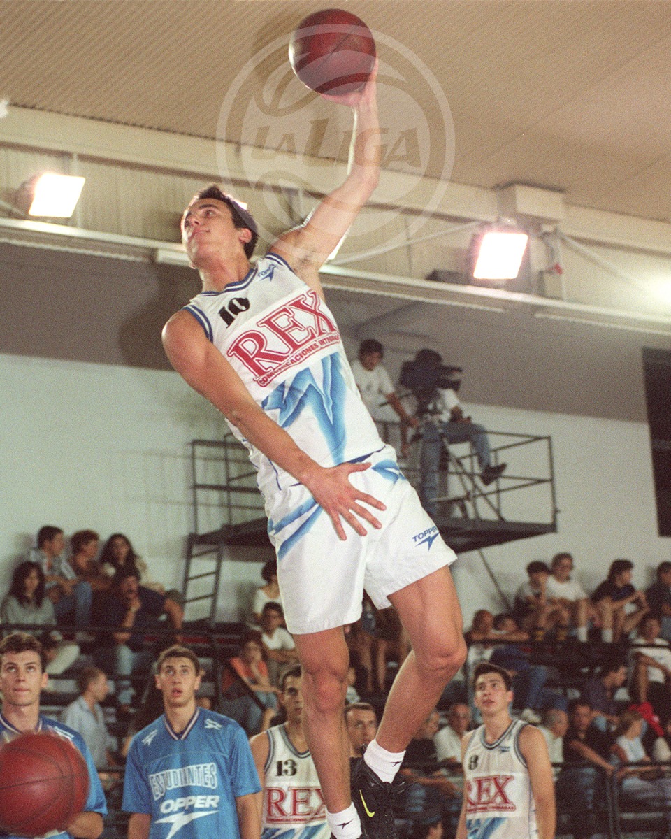 LigaNacional's tweet photo. 🥳 ¡Feliz cumpleaños @manuginobili! 🇦🇷

🏀 Tres temporadas en La Liga entre 1995 y 1998
🎽 Vistió la camiseta de Andino de La Rioja y Estudiantes de Bahía Blanca 
🤩 Fue elegido como Jugador Revelación en la temporada 1995/96 y Jugador de Mayor Progreso en la 1997/98
📊 Jugó 126 partidos y anotó 2189 puntos. Su mejor campaña fue en Estudiantes 97/98, dónde llegó a semifinales y terminó con 24,9 tantos de promedio.