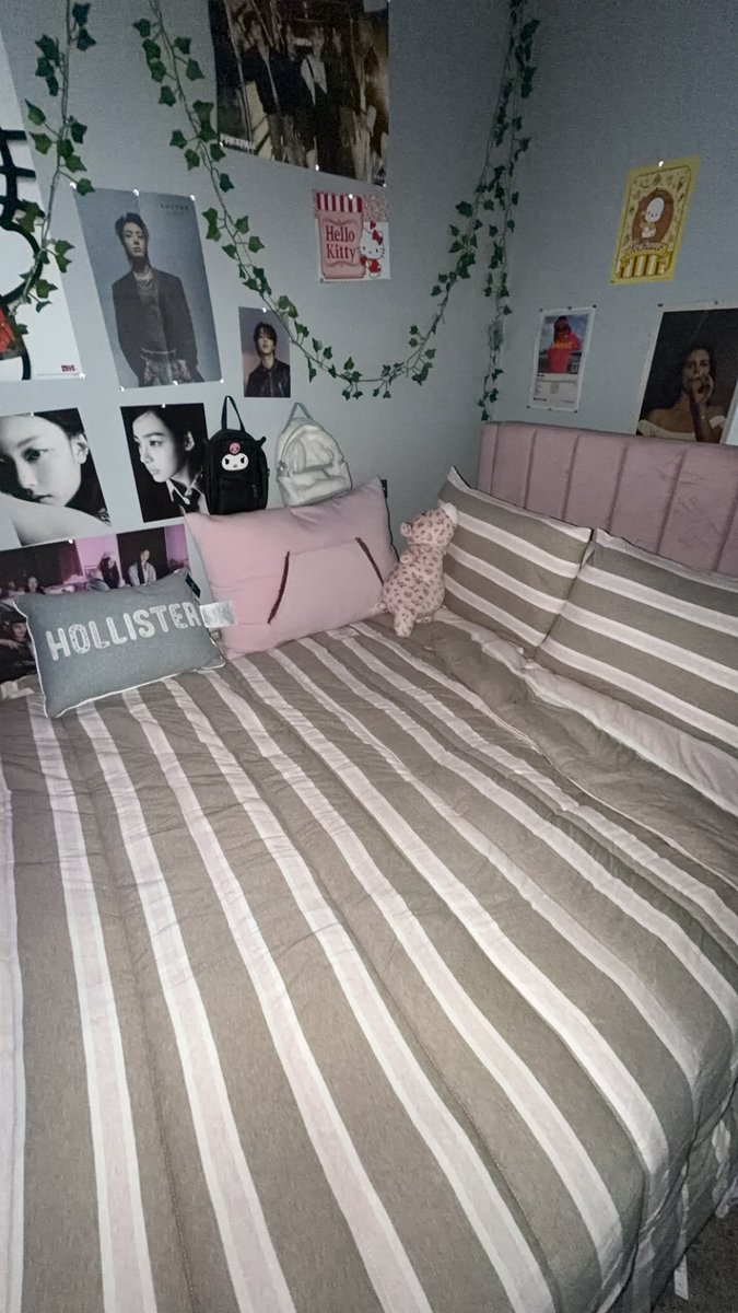 daisysediary's tweet photo. The hollister bed set from Target is SOOOOO CUTE I literally love my bed and room https://t.co/pyoriu7NSQ