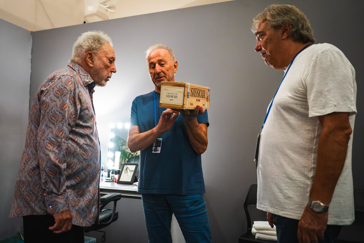 LuccaSummerFest's tweet photo. La consegna della bottiglia personalizzata di Sassicaia a Tom Jones.

Foto di Francesco Prandoni https://t.co/Xdb3mtGP6V