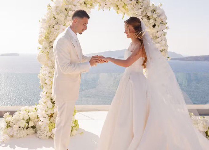 nenadilaurentis's tweet photo. eu tava doida esperando as fotos de casamento do martinelli, que casal bonito meu deus https://t.co/hippVNkjH4