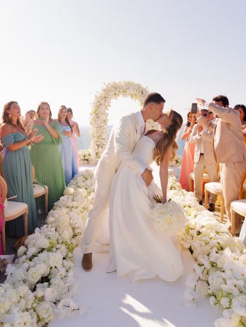 nenadilaurentis's tweet photo. eu tava doida esperando as fotos de casamento do martinelli, que casal bonito meu deus https://t.co/hippVNkjH4