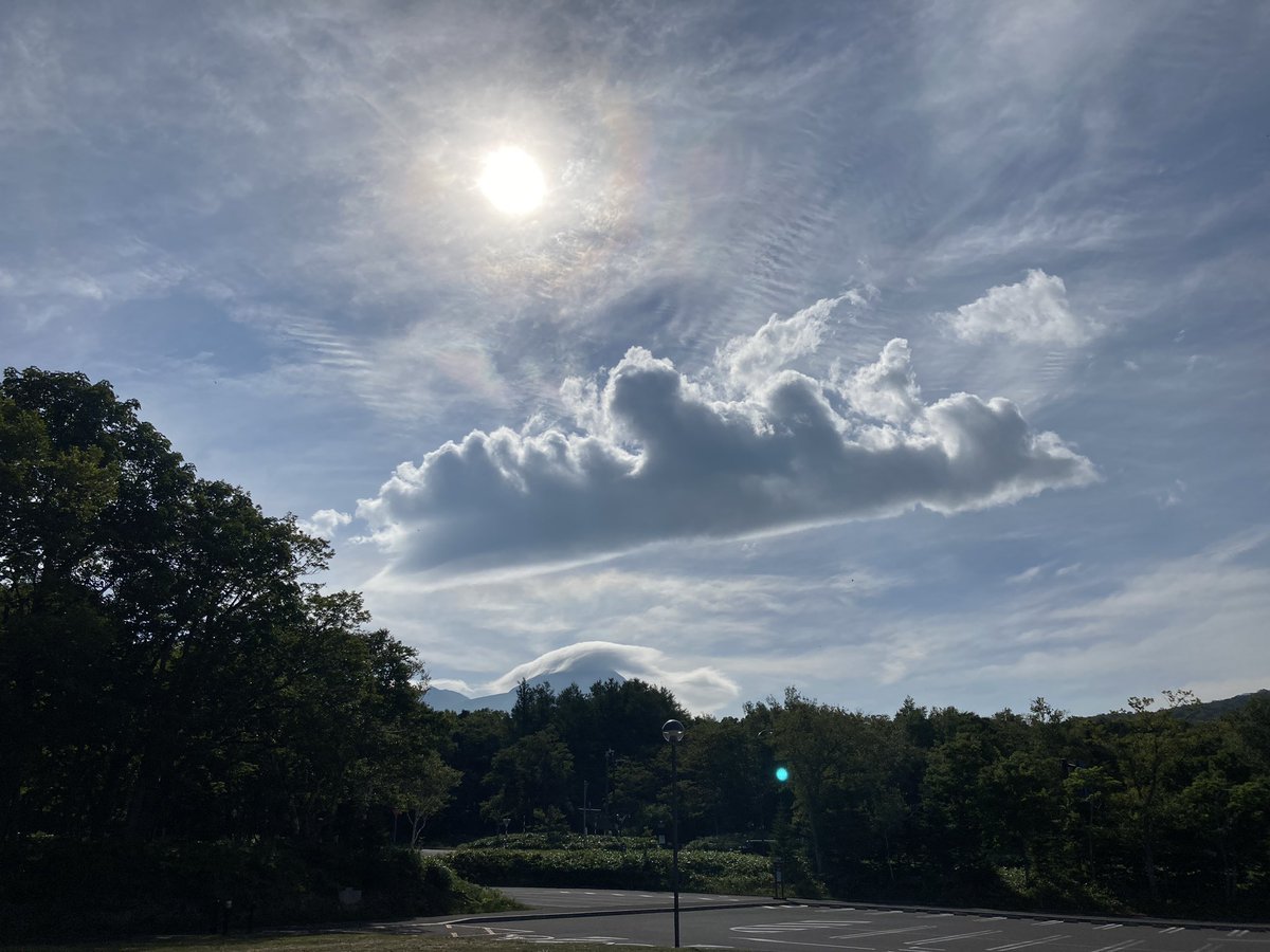 shiretoko_NC's tweet photo. おはようございます。

現在の天気は晴れ、気温は27℃。

山が傘を被って幻想的な朝です。散策の際は熱中症対策をお忘れなく。

フレペの滝遊歩道、森づくりの道のシカ柵コースは開放中です。
Furepe Waterfall and Deer Fence Trails are open; Pioneer Trail is closed https://t.co/o8u4LrsHWu