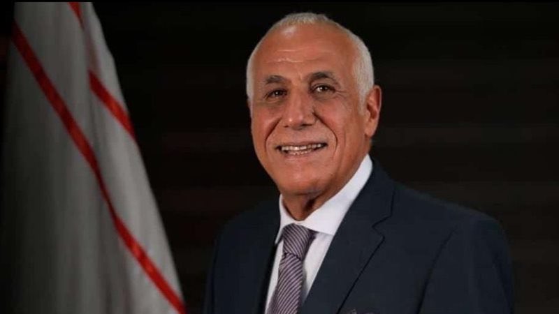 mohamedfawzy976's tweet photo. عزيزي كابتن حسين لبيب / تحية طيبة وبعد 
حضرتك بصفتك رئيس نادي الزمالك أخذت قرار بإنهاء تجربة جون إدوارد الناجحة جدا مع الفريق.
وبصفتك رئيس النادي أيضا دعنى أخبرك علانية الموسم القادم في رقبتك أنت تحديدا واسمح لي بطرح عدة أسئلة ستحدد مصير الزمالك في الموسم القادم 
هل ستنجح في توفير عوامل النجاح والاستقرار لكابتن معتمد جمال واهمها جهاز معاون كفء مثلما فعل جون إدوارد؟
هل ستنجح في توفير رواتب اللاعبين في موعدها ؟ 
هل سينجح الأفراد الذين ستقوم باختيارهم بدلا من جون إدوارد في القفل على الفريق وحمايته من نهش وسائل الإعلام مثلما فعل جون إدوارد أم سيعود الزمالك مستباحا لكل من هب ودب؟
هل سينجحون في فرض النظام والالتزام داخل الفريق واحتواء اللاعبين ومشاكلهم وإخراج أفضل ما لديهم مثلما فعل جون إدوارد أم ستعود مظاهر التسيب وتسريب الأخبار تضرب معسكرات الفريق؟ 
هل سينجون في التعامل مع كل أزمات الزمالك المتلاحقة والفوز بالبطولات رغم كل الصعاب مثلما فعل جون إدوارد ؟ 
هل سينجحون في فك القيد في يناير والتعاقد مع صفقات ناجحة مثل بيزيرا ومحمد اسماعيل وعدي الدباغ ؟
هل سينجحون في عزل فريق كرة القدم عن مجلس الإدارة مثلما فعل جون إدوارد؟
هل سينجحون في استمرار حالة التلاحم والاندماج بين الفريق وجماهيره مثلما فعل جون إدوارد؟
هل ستنجح في إنشاء شركة الكرة للقضاء على العجز المالي الذي ينهك الزمالك دائما؟
الكرة في ملعبك يا كابتن حسين والموسم القادم في رقبتك