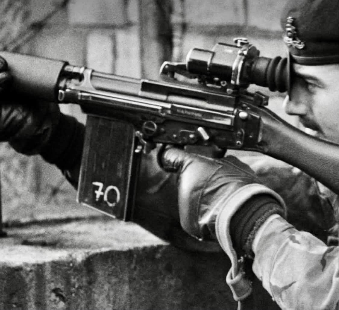 Cairnlodge1's tweet photo. .
A #Gunner from The #RoyalArtillery on patrol in the #Republican #NewLodge area of North #Belfast, #NorthernIreland  ☘️🇬🇧   circa: 1978.

#SLR with #L2A2 SUIT sight. During #OpBanner #OperationBanner. https://t.co/AhhuTRsZ8F