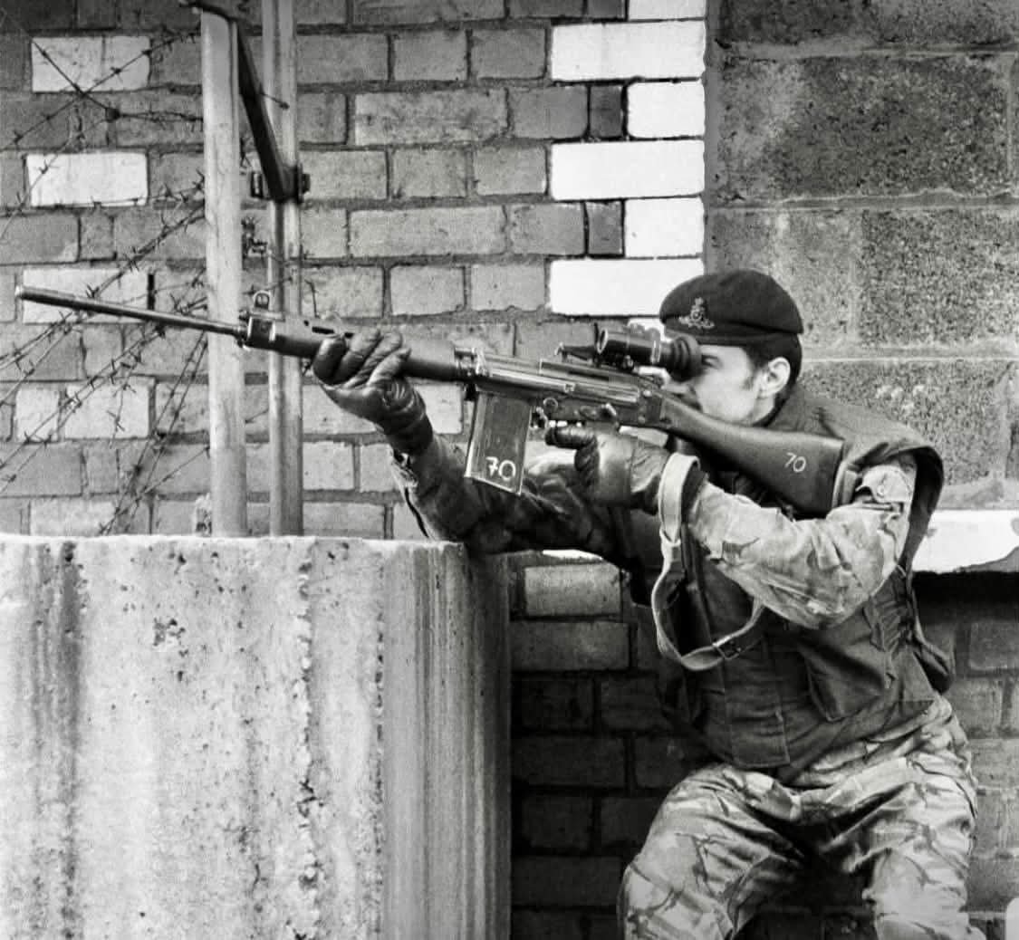 Cairnlodge1's tweet photo. .
A #Gunner from The #RoyalArtillery on patrol in the #Republican #NewLodge area of North #Belfast, #NorthernIreland  ☘️🇬🇧   circa: 1978.

#SLR with #L2A2 SUIT sight. During #OpBanner #OperationBanner. https://t.co/AhhuTRsZ8F