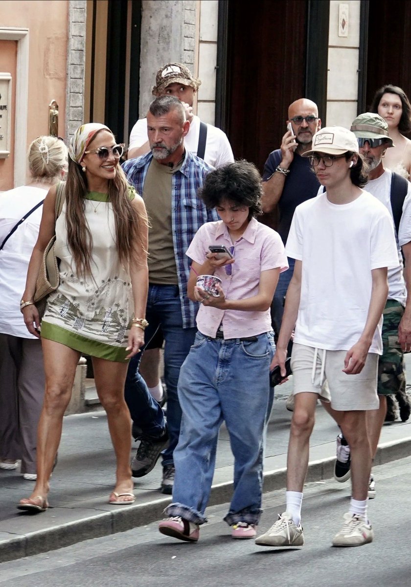 micol_jlover's tweet photo. Jen in Rome with her children 🇮🇹🤍 @JLo https://t.co/aHLEwkGhhJ