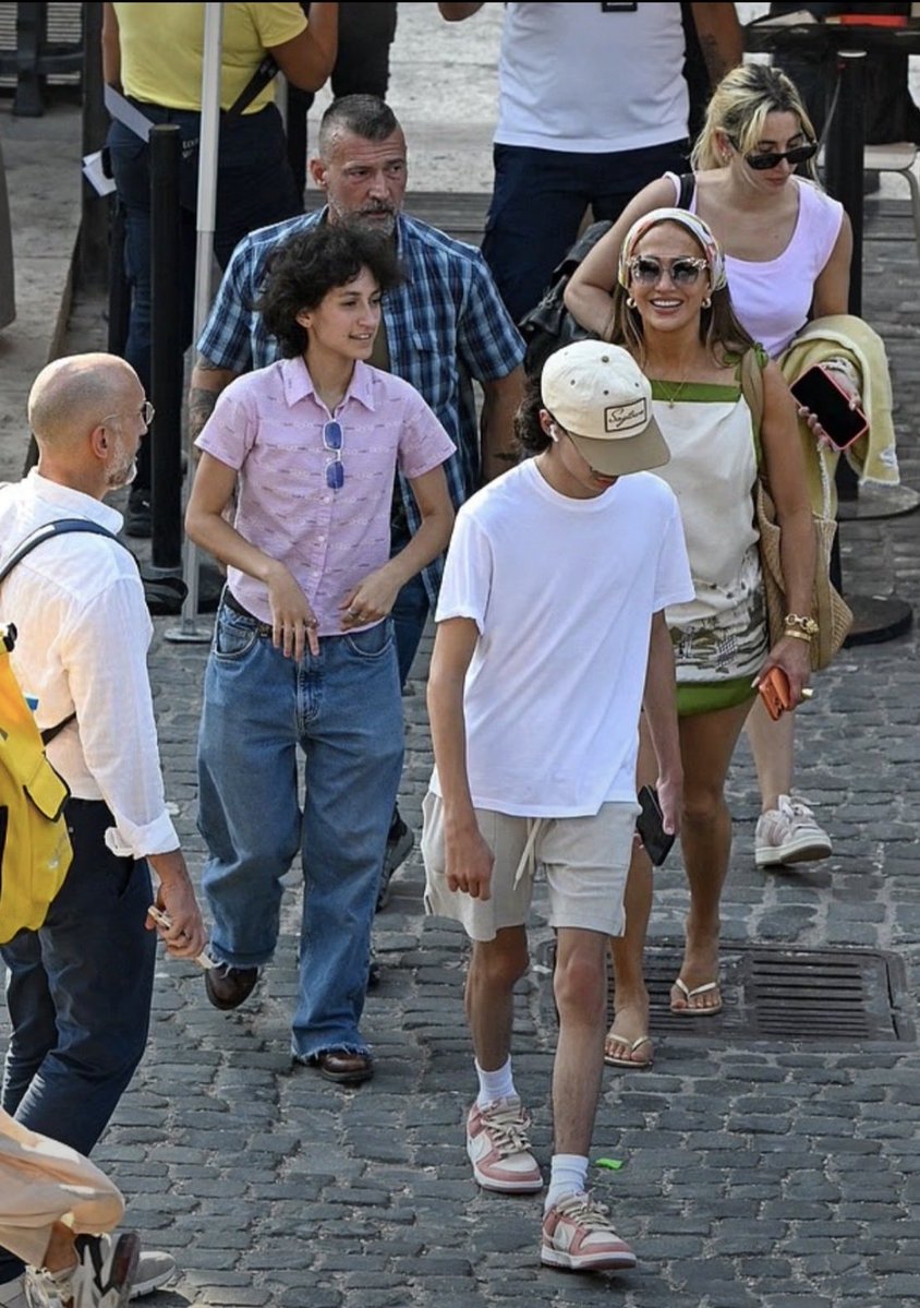 micol_jlover's tweet photo. Jen in Rome with her children 🇮🇹🤍 @JLo https://t.co/aHLEwkGhhJ