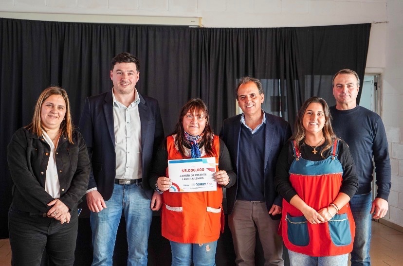 jmllamosas's tweet photo. LA PALABRA EMPEÑADA SE TRANSFORMA EN HECHOS CONCRETOS

Visité Las Acequias para entregar aportes económicos a 16 instituciones de la localidad, cumpliendo así con el compromiso asumido por nuestro gobernador @MartinLlaryora .
✨ Estos recursos les permitirán avanzar con obras de infraestructura, mantenimiento y nuevos proyectos para seguir conteniendo a la comunidad. Un impulso fundamental para que clubes, escuelas, asociaciones y centros comunitarios sigan brindando lo mejor a los niños y vecinos del pueblo 🤲🏼
En este contexto difícil, nuestro compromiso con el interior productivo es trabajar juntos con todas las instituciones que son el corazón de cada localidad 🤝🏼