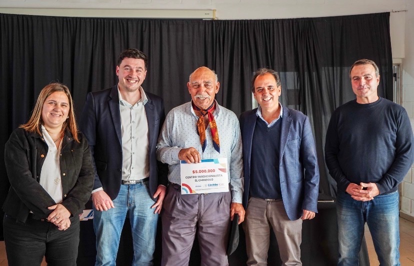 jmllamosas's tweet photo. LA PALABRA EMPEÑADA SE TRANSFORMA EN HECHOS CONCRETOS

Visité Las Acequias para entregar aportes económicos a 16 instituciones de la localidad, cumpliendo así con el compromiso asumido por nuestro gobernador @MartinLlaryora .
✨ Estos recursos les permitirán avanzar con obras de infraestructura, mantenimiento y nuevos proyectos para seguir conteniendo a la comunidad. Un impulso fundamental para que clubes, escuelas, asociaciones y centros comunitarios sigan brindando lo mejor a los niños y vecinos del pueblo 🤲🏼
En este contexto difícil, nuestro compromiso con el interior productivo es trabajar juntos con todas las instituciones que son el corazón de cada localidad 🤝🏼
