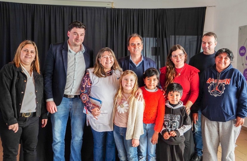 jmllamosas's tweet photo. LA PALABRA EMPEÑADA SE TRANSFORMA EN HECHOS CONCRETOS

Visité Las Acequias para entregar aportes económicos a 16 instituciones de la localidad, cumpliendo así con el compromiso asumido por nuestro gobernador @MartinLlaryora .
✨ Estos recursos les permitirán avanzar con obras de infraestructura, mantenimiento y nuevos proyectos para seguir conteniendo a la comunidad. Un impulso fundamental para que clubes, escuelas, asociaciones y centros comunitarios sigan brindando lo mejor a los niños y vecinos del pueblo 🤲🏼
En este contexto difícil, nuestro compromiso con el interior productivo es trabajar juntos con todas las instituciones que son el corazón de cada localidad 🤝🏼