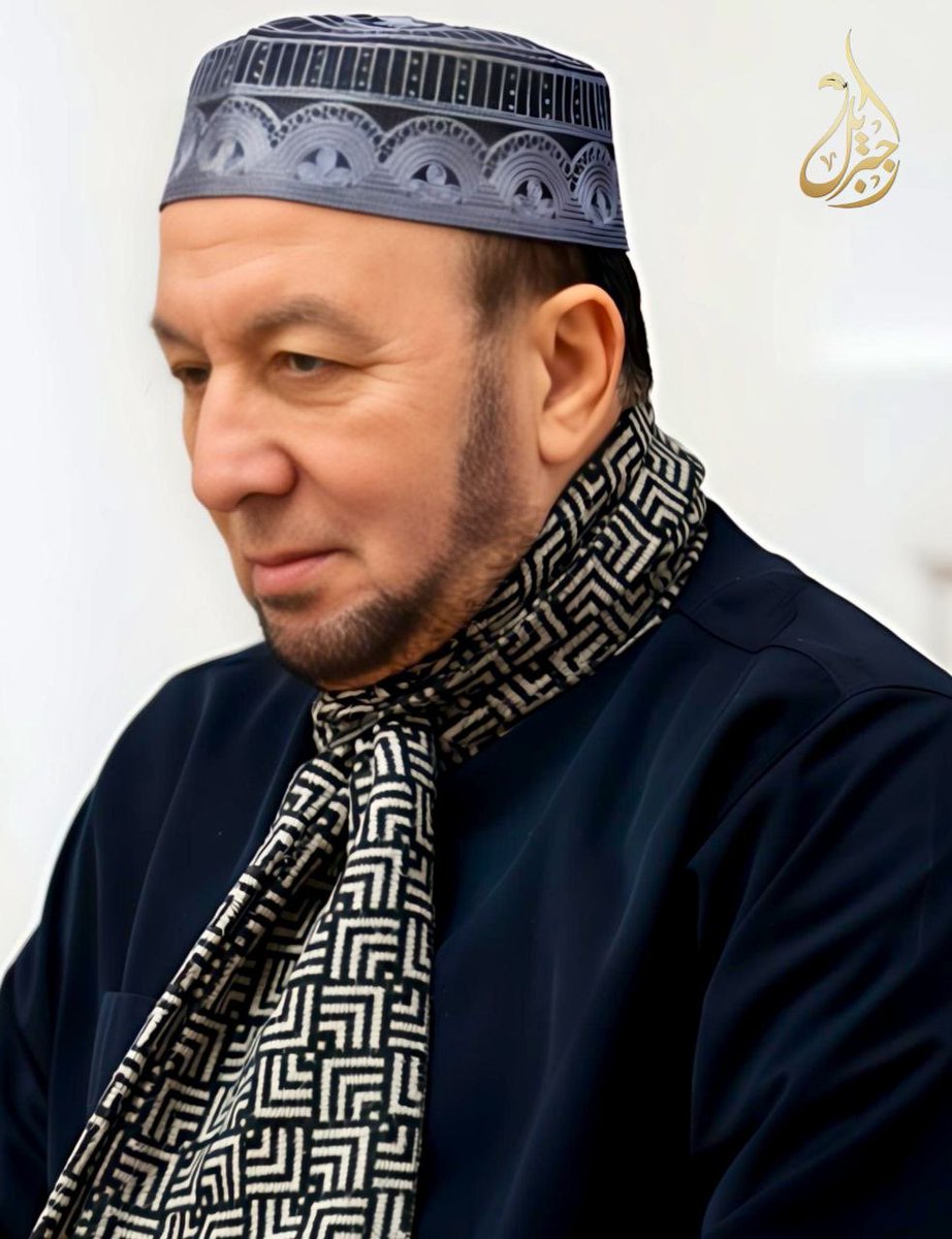 Muhammad_Jebril's tweet photo. بسم الله نبدأ سلسلة جديدة بعنوان ( أسرار أهل القرآن )، نتناول فيها خواطر ومعاني وآثاراً يلحظها من طال عهده بكتاب الله.

سننشرها تباعاً بإذن الله، سائلين الله أن ينفع بها، وأن يجعلنا وإياكم من أهل القرآن الذين هم أهل الله وخاصته

أسرار أهل القرآن (1)

أهل القرآن… يعرف بعضُهم بعضاً

من أعجب الأسرار التي لا يدركها إلا من طال عهده بالقرآن، أن أهل القرآن يعرف بعضهم بعضاً.

قد تجلس مع رجل لأول مرة، فلا يخبرك أنه حافظ، ولا يذكر لك ورده، ولا يتحدث عن ختماته، ثم لا يلبث حديثه أن يخبرك بما لم يخبرك به هو. فالقرآن إذا طال مكثه في القلب، ظهر أثره على اللسان. يظهر في رزانة الحديث، وحسن اختيار الألفاظ، وهدوء النبرة، والتثبت قبل الجواب، والأدب في الحوار، وتعظيم كلام الله إذا ذُكر.

بل إن من أكثر تلاوة القرآن وتعاهد ألفاظه، يترك القرآن أثراً حتى على لسانه ومخارج حروفه، فتشعر أن هذا اللسان قد طال عليه جريان كلام الله.

ولهذا يستأنس أهل القرآن ببعضهم سريعاً، لأنهم ألفوا هذا الأثر، وعاشوا معه سنوات.

وفي المقابل، قد يدّعي بعض الناس أنهم من أهل القرآن، أو يتكلفون هذه المنزلة أمام الناس، لكن ما إن يطول الحديث حتى تظهر الفجوات.

ليس لأن أهل القرآن يعلمون الغيب، ولا لأنهم يحكمون على الناس بالظنون، ولكن لأن أثر القرآن لا يُتكلَّف طويلاً، ولا يُصطنع مع كثرة المخالطة. فالقرآن لا يظهر في كثرة الدعاوى، وإنما يظهر في الأدب، والصدق، والرزانة، والوقار، قبل أن يظهر في الكلمات.

ولهذا، إن كنت من أهل القرآن، فلا تقل للناس: أنا من أهل القرآن، ودع القرآن يتحدث عنك. ودع لسانك، وأدبك، وأخلاقك، تشهد لك. 

وإن لم تبلغ هذه المنزلة بعد، فلا تدّعها، فإن الصدق مع الله أشرف من كل لقب، وأكرم من كل دعوى.

فأهل القرآن قد تخفى عليهم أشياء كثيرة، لكن أثر القرآن إذا استقر في القلب، يصعب أن يخفى على من عاش عمره مع القرآن.

**وفي الجزء القادم بإذن الله، سنتحدث عن وجه آخر من هذا السر العجيب: كيف يعرف أهل القرآن من يُعاهد القرآن بالمراجعة والتعاهد، كما يعرفون من هجر القرآن أو انقطعت صلته به… وكل ذلك قبل أن يختبروا حفظه أو يسألوه عن ورده.

يتبع باذن الله
وربنا يجعلنا واياكم من أهل القرآن العالمين العاملين به ، آمين