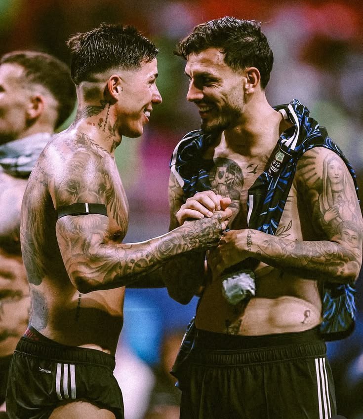 azulvsrep's tweet photo. admito q me calienta que tengan así todos los brazos tatuados q me importa si tienen tatuado un matcha latte https://t.co/puCZWHLmqy