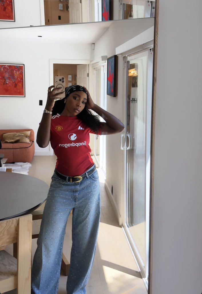 Baloxxd's tweet photo. Burnaboy’s sister is too fine 😩♥️ https://t.co/fVuu7T3alx