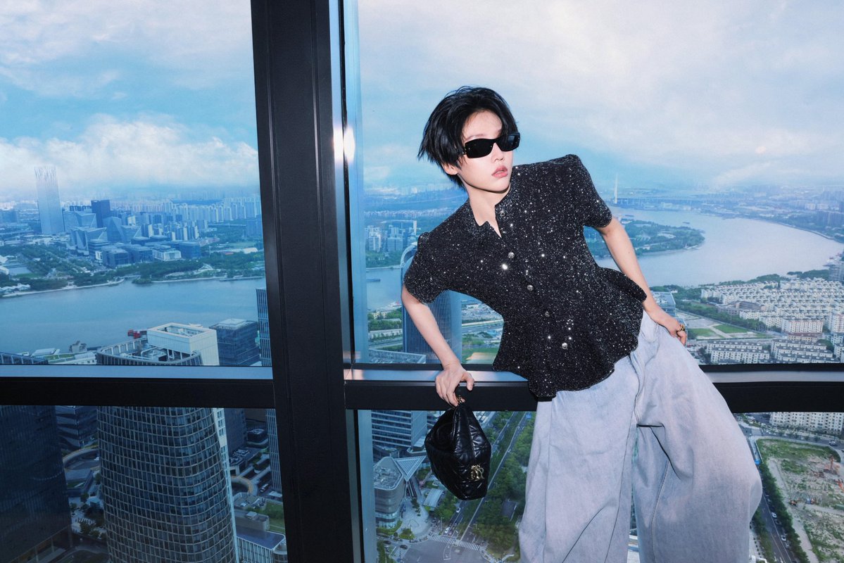 liuyuxinbr's tweet photo. ℝ𝕖𝕕𝕖𝕤 | 16.07.2026 - Liu Yuxin compartilhou fotos promovendo a @Dior em seu perfil do #RedNote.
#刘雨昕 #XINLiu #LiuYuxin https://t.co/bV603VsT9e