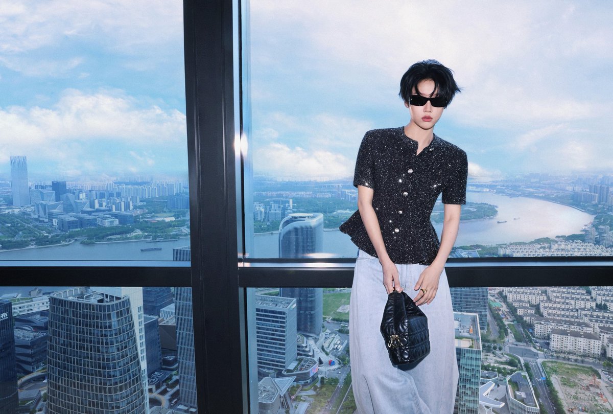 liuyuxinbr's tweet photo. ℝ𝕖𝕕𝕖𝕤 | 16.07.2026 - Liu Yuxin compartilhou fotos promovendo a @Dior em seu perfil do #RedNote.
#刘雨昕 #XINLiu #LiuYuxin https://t.co/bV603VsT9e