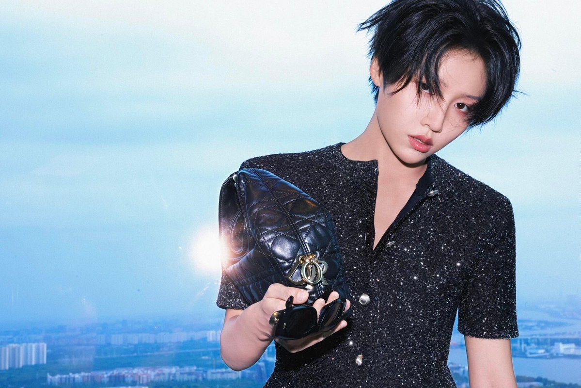 liuyuxinbr's tweet photo. ℝ𝕖𝕕𝕖𝕤 | 16.07.2026 - Liu Yuxin compartilhou fotos promovendo a @Dior em seu perfil do #RedNote.
#刘雨昕 #XINLiu #LiuYuxin https://t.co/cN2qJgzV2F