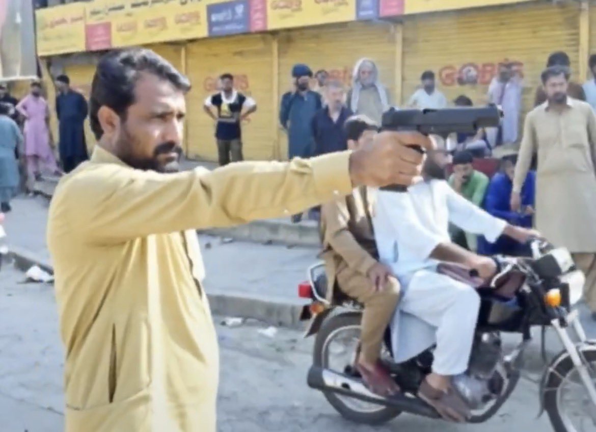 Blahhhhhh34's tweet photo. 70cc bike with a 125cc silencer.

A TT-33 that somehow has a 17 round magazine

Bro riding around shooting with his friend sits behind him like they’re just hanging out in Sadar doing pondi.

And the cameraman recording every angle so closely that even Christopher Nolan would be impressed

🤡