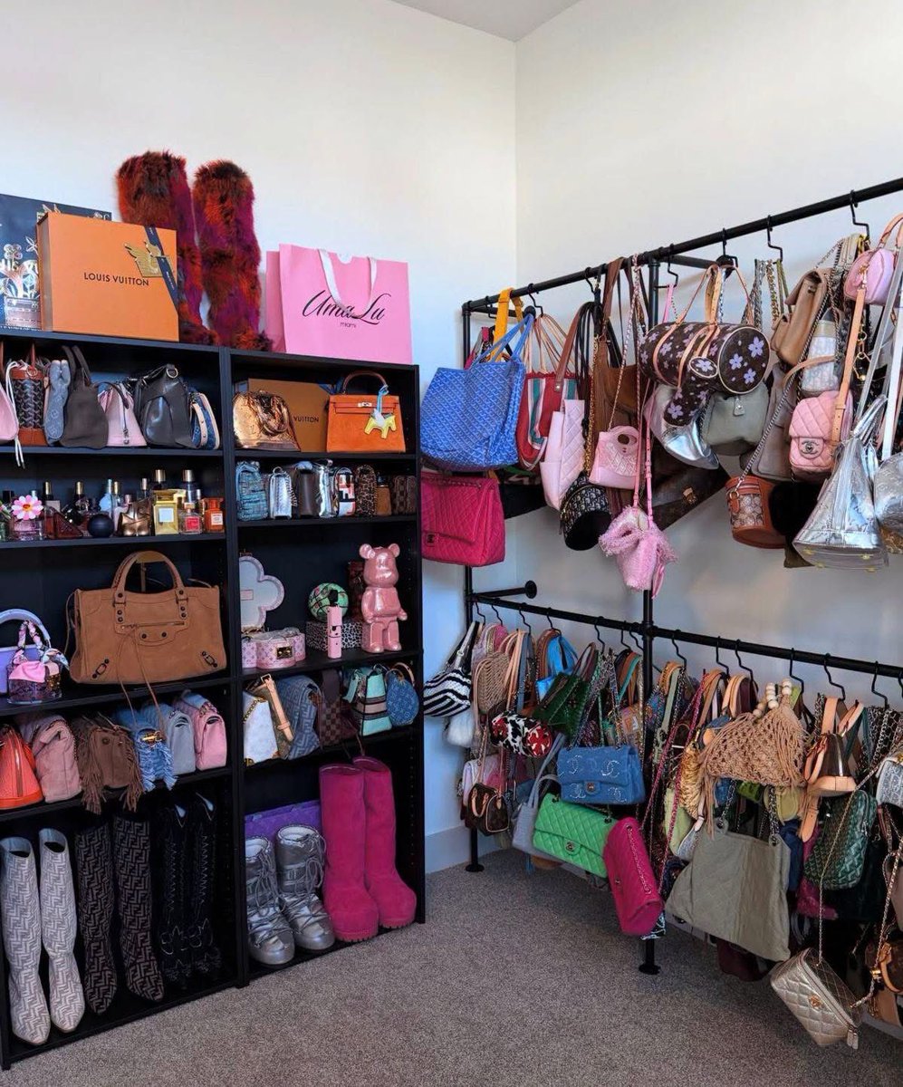 layxsnv's tweet photo. I love being girly I need this closet 💕☺️😩 https://t.co/1Vy6kHB9AD