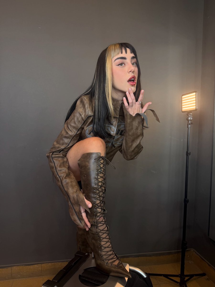 dokugamila's tweet photo. sabes q nicole está por sacar el álbum del año cuando aparece con el pelo de dos colores https://t.co/Gi8dxjTKam