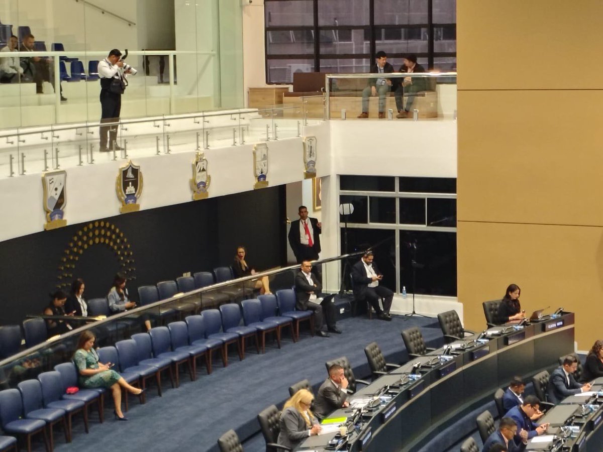 ClaudiaOrtizSV's tweet photo. Diputado presidente @ECastroES ,  ¿por qué instruye o permite que los fotógrafos institucionales de la Asamblea sean utilizados para espiar mis dispositivos y mis conversaciones privadas durante la plenaria?

Primera foto del 27 de mayo y la segunda de hoy. https://t.co/thlrpKa00i