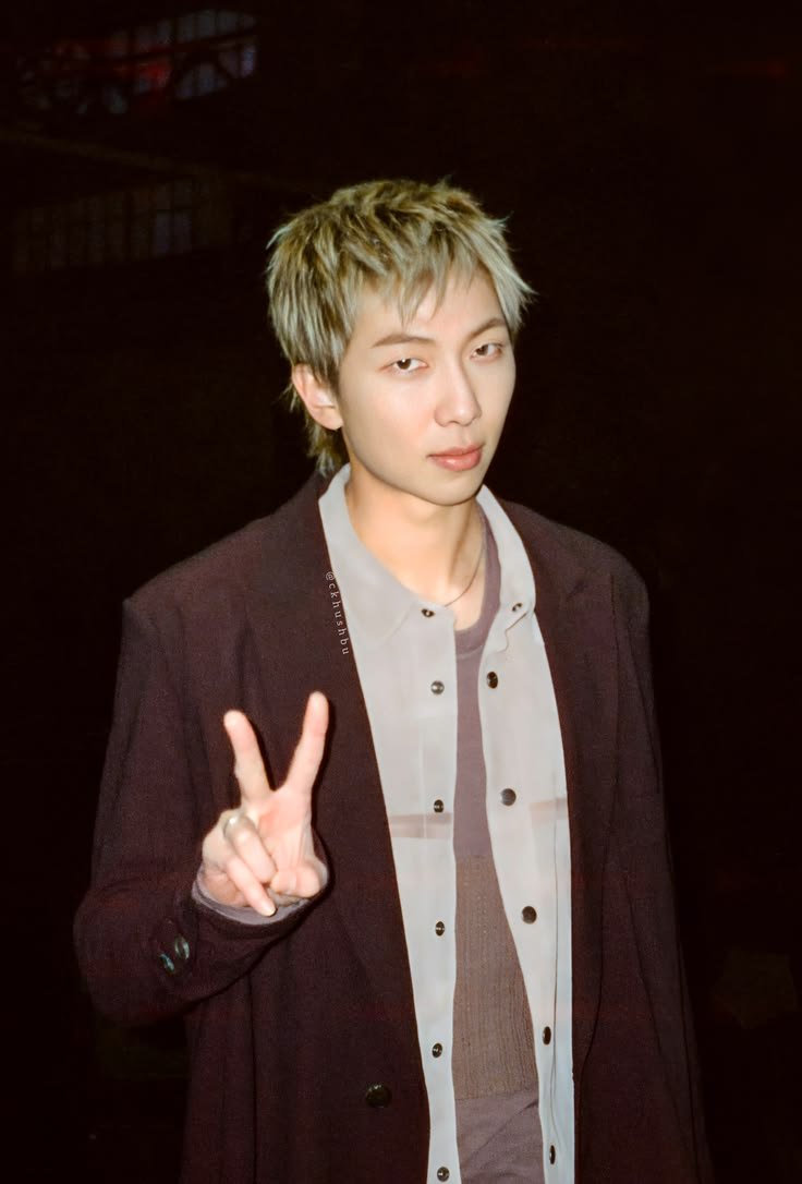 0sdaww's tweet photo. #RM https://t.co/DkyDhmAMTU