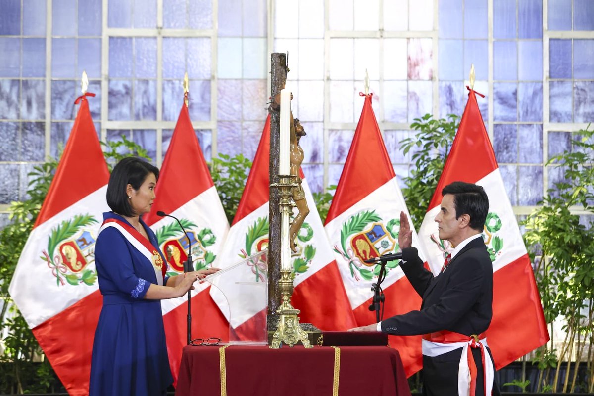 CancilleriaPeru's tweet photo. #NoticiasTorreTagle | Carlos Espá juró ante la presidenta Keiko Fujimori como nuevo ministro de Relaciones Exteriores. Con su asunción, la Cancillería inicia un periodo orientado a consolidar la proyección internacional del Perú y reafirma el compromiso del Gobierno con el fortalecimiento del estado de derecho, la defensa de la soberanía, la estabilidad nacional y la apertura al diálogo multilateral.

👉 https://t.co/e1nVo49ePC