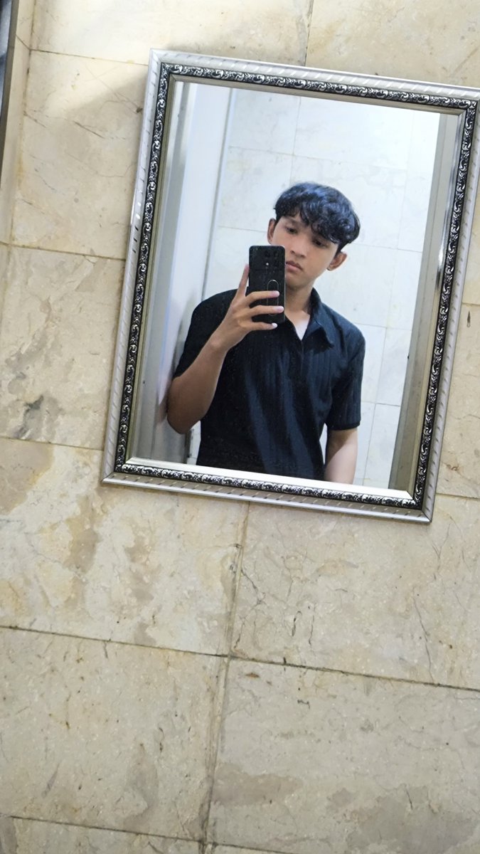 Hoshi__MN's tweet photo. Same Mirror, 1 Year Apart https://t.co/6MxW0znCS5