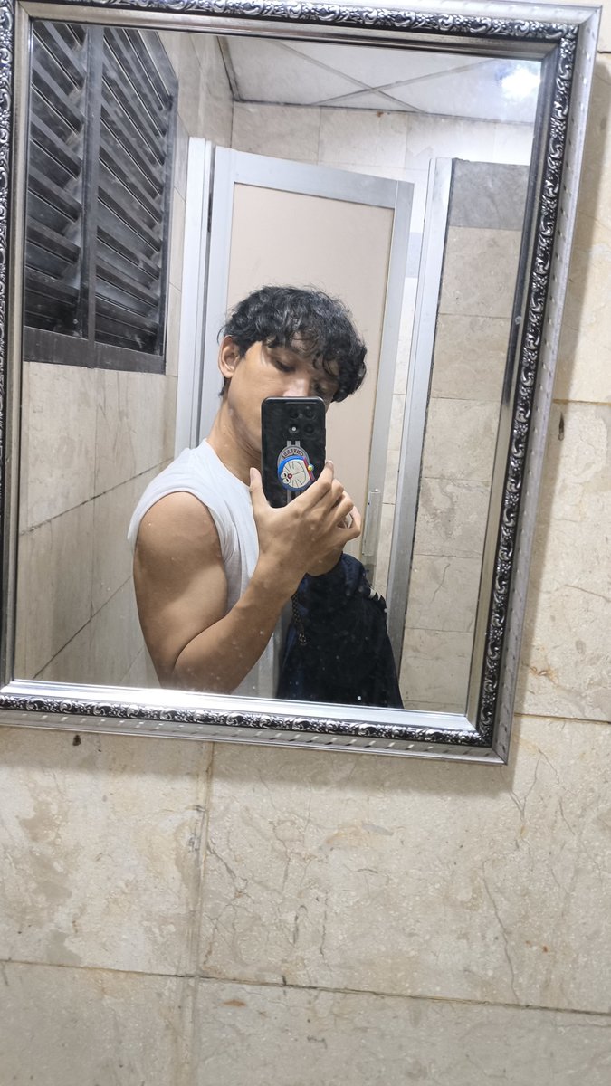Hoshi__MN's tweet photo. Same Mirror, 1 Year Apart https://t.co/6MxW0znCS5