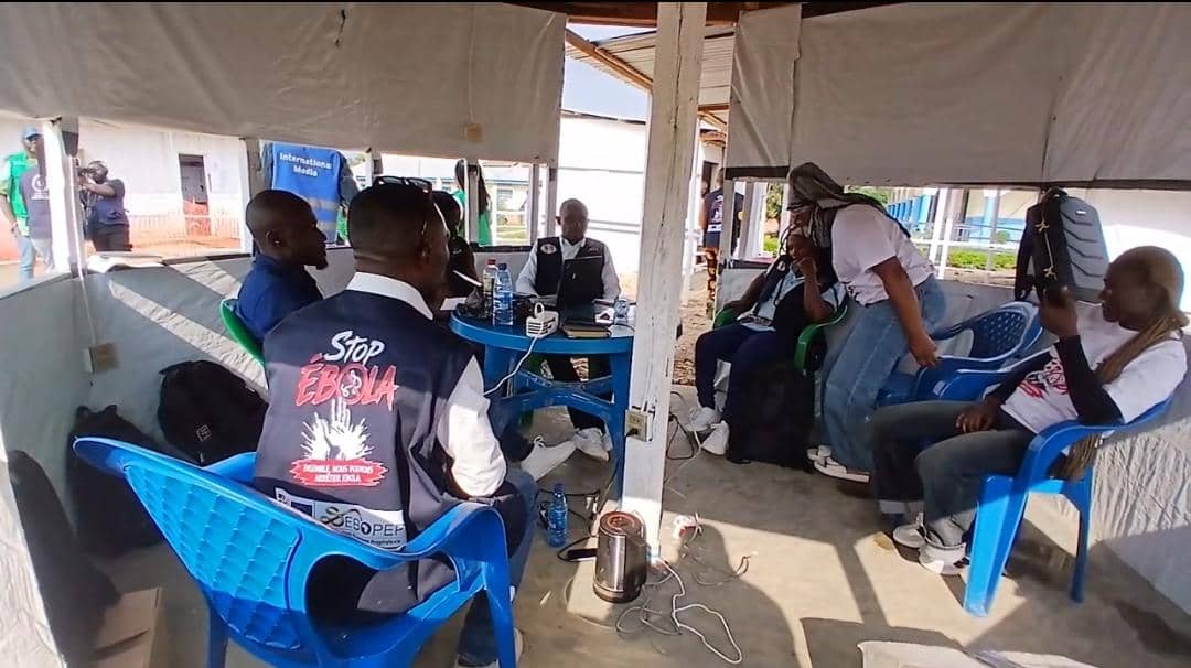 acprdcongo's tweet photo. #RDC : Des essais cliniques d'un traitement dénommé "#Ebopep" contre la souche Bundibungyo de la maladie à virus #Ebola ont été lancés mardi au Centre de traitement Ebola (CTE) à Rwampara, en Ituri, l'épicentre de la 17ème épidémie dans le nord-est de la République démocratique du Congo (RDC), selon une vidéo de l'équipe de la riposte.
Lancés par les experts de l'Institut National de Recherche Biomédicale (#INRB), ces essais se font sur les cas contacts à haut risque, avec un suivi d'une durée d'observation de 42 jours.
«Pour l'essai, le candidat est suivi pendant deux fois 21, soit 42 jours. Mais, il est là au premier jour, le jour de son admission, au cinquième jour, au dixième jour, au 21e jour. Et après, il y a entre les intervalles de ces jours-là, jusqu'à arriver au jour 42, il y a des coups d'appel de l'équipe des conseillers communautaires qui lancent par rapport à ces participants tous les jours jusqu'à leur sortie de la fenêtre de l'étude», a expliqué le docteur Bobo Bazola, Coordonnateur d'Ebopep.
Découvrez d'autres informations sur notre site web https://t.co/tGEWJ2BOoV