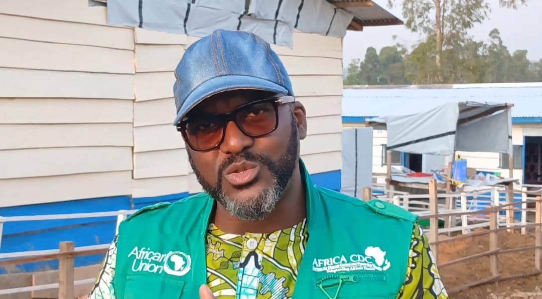 acprdcongo's tweet photo. #RDC : Des essais cliniques d'un traitement dénommé "#Ebopep" contre la souche Bundibungyo de la maladie à virus #Ebola ont été lancés mardi au Centre de traitement Ebola (CTE) à Rwampara, en Ituri, l'épicentre de la 17ème épidémie dans le nord-est de la République démocratique du Congo (RDC), selon une vidéo de l'équipe de la riposte.
Lancés par les experts de l'Institut National de Recherche Biomédicale (#INRB), ces essais se font sur les cas contacts à haut risque, avec un suivi d'une durée d'observation de 42 jours.
«Pour l'essai, le candidat est suivi pendant deux fois 21, soit 42 jours. Mais, il est là au premier jour, le jour de son admission, au cinquième jour, au dixième jour, au 21e jour. Et après, il y a entre les intervalles de ces jours-là, jusqu'à arriver au jour 42, il y a des coups d'appel de l'équipe des conseillers communautaires qui lancent par rapport à ces participants tous les jours jusqu'à leur sortie de la fenêtre de l'étude», a expliqué le docteur Bobo Bazola, Coordonnateur d'Ebopep.
Découvrez d'autres informations sur notre site web https://t.co/tGEWJ2BOoV