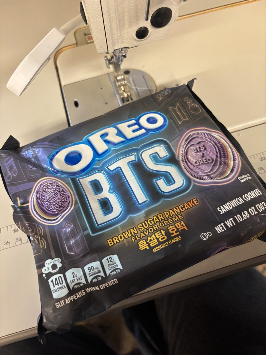 yoonnayankook's tweet photo. my boss AND coworker got me boreos today 😭😭 i feel so seen LMFAO https://t.co/TW4NZBbNqN