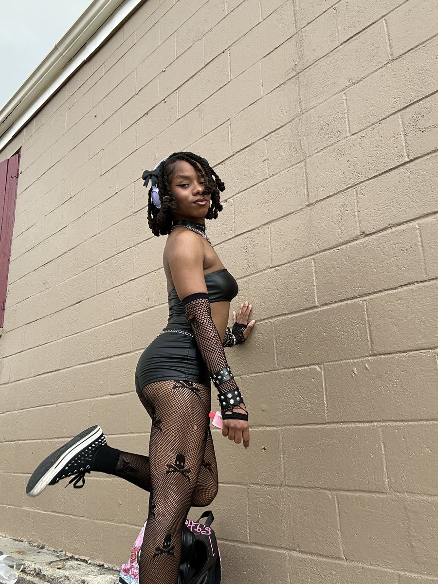 Lose2Trin's tweet photo. goths rule :3 https://t.co/xjbb2z5XFk