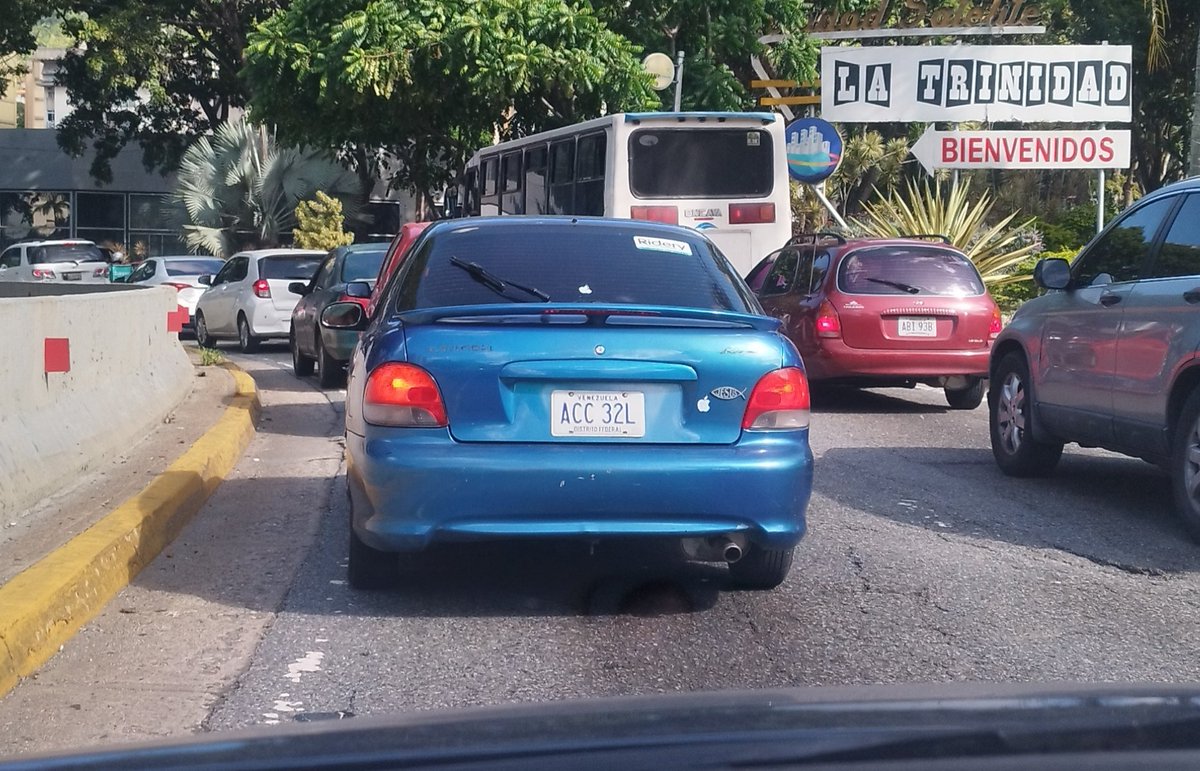 agudiaz64's tweet photo. Las aplicaciones de transporte #Ridery y #Yummy deben crear un canal para denunciar abusos de manejo, como este por La Trinidad hoy a las 415 pm, a toda mecha y cambiando de canal sin poner luces, es un gran peligro. https://t.co/2631Y5MrvU