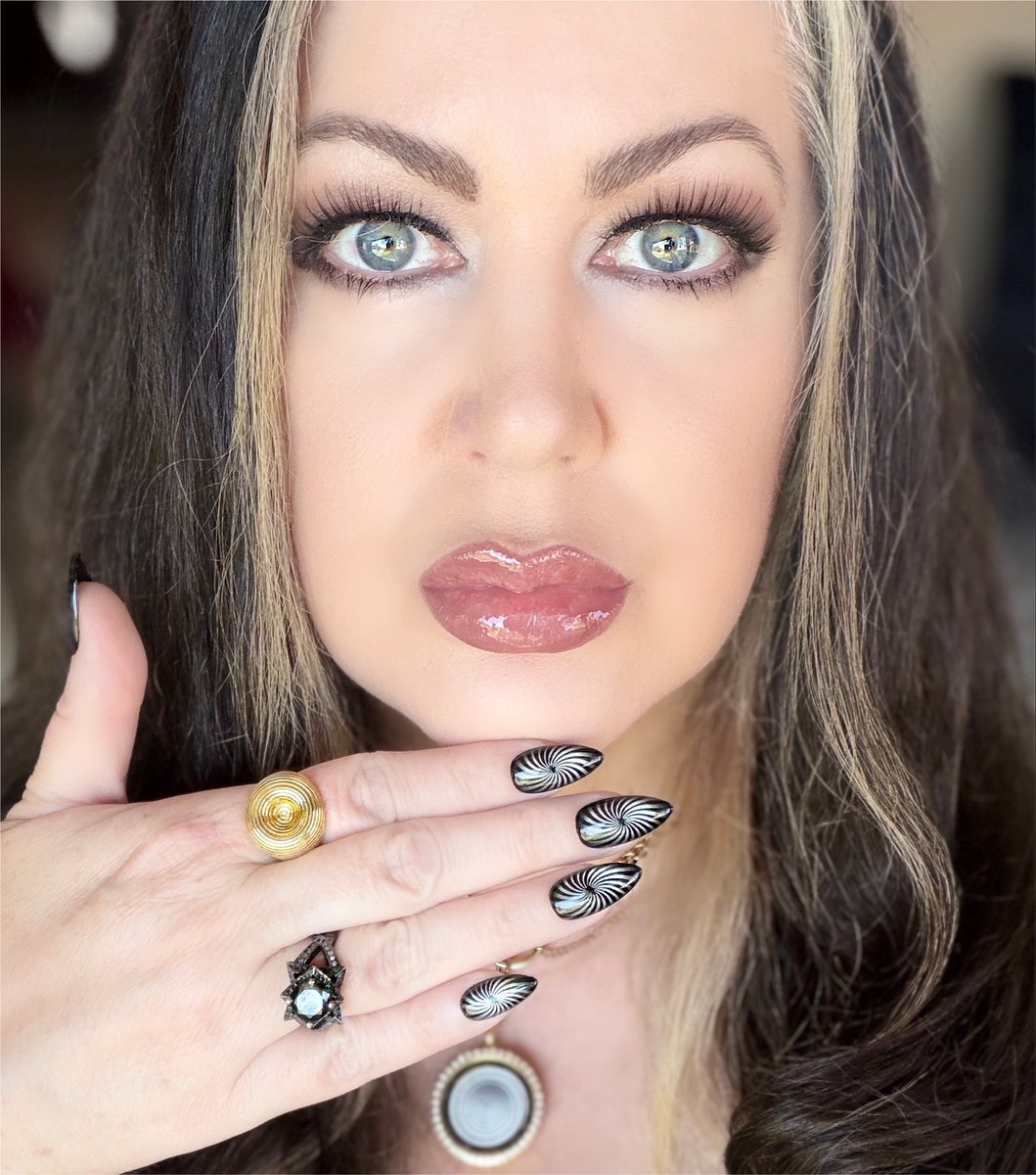 goddesszenova's tweet photo. What do you think of my spiral nails? 🌀🌀🌀 https://t.co/1HJ1l1ZSVc