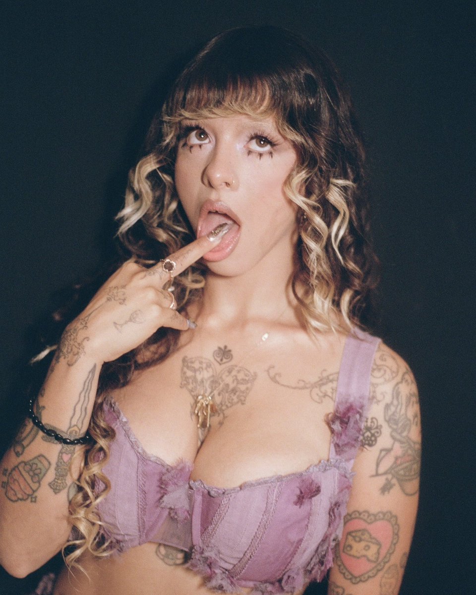 MelanieMBrasil's tweet photo. Novas fotos dos bastidores da HADES Tour compartilhadas pelo cabeleireiro de Melanie Martinez, William Scott Blair. https://t.co/a58RMJxasK